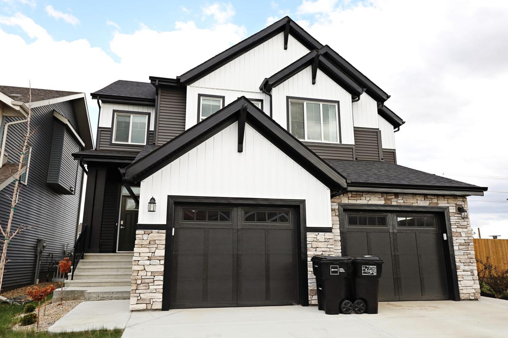 Stylish Home With 3 King Beds,Garage,Disney+ Edmonton Exterior photo